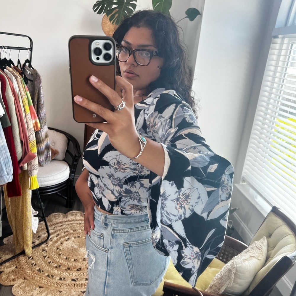 Billabong, cropped bell sleeve, floral blue top